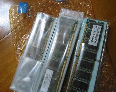 両面実装の PC100 256MB SDRAM