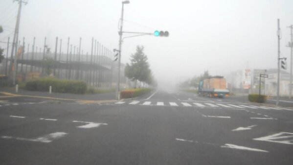濃霧の坪井町の道路１