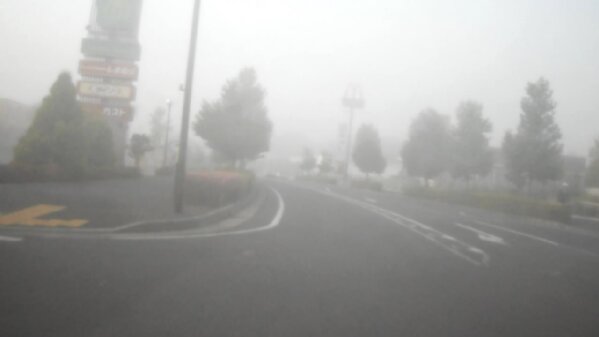 濃霧の坪井町の道路２